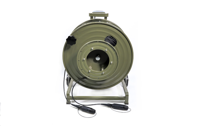 Tactical fiber optic cable reel with expanded beam fiber connector Reel de cabo de fibra óptica tática com conector de fibra de feixe expandido 4