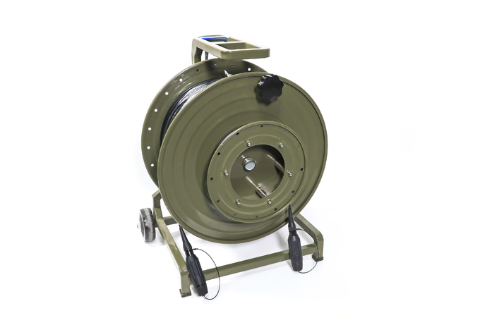 Tactical fiber optic cable reel with expanded beam fiber connector Reel de cabo de fibra óptica tática com conector de fibra de feixe expandido 5